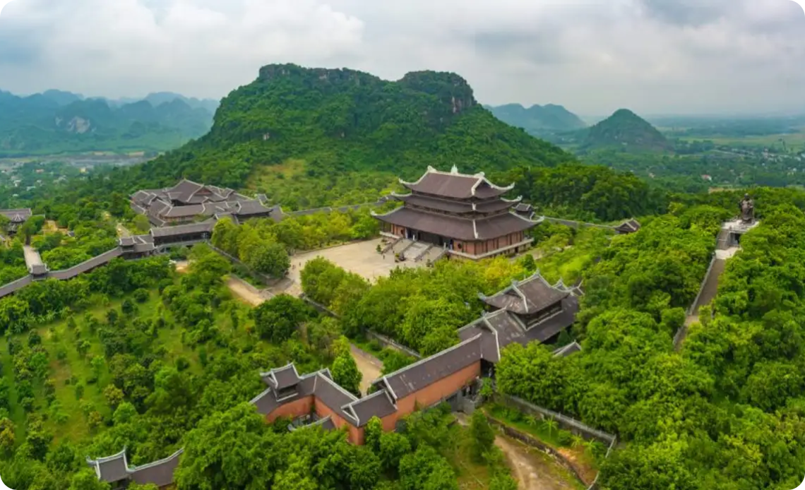 La pagode Bai Dinh Située à l'ouest du site historique de l'ancienne capitale Hoa Lu, à seulement 15 km de la ville de Ninh Binh, la pagode Bai Dinh est un lieu spirituel emblématique.